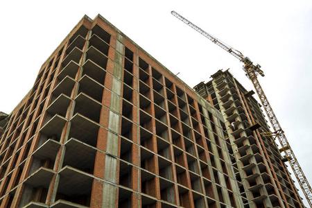 在建工程现场一座新的现代住宅建筑在建的地面景观.房地产开发理念
